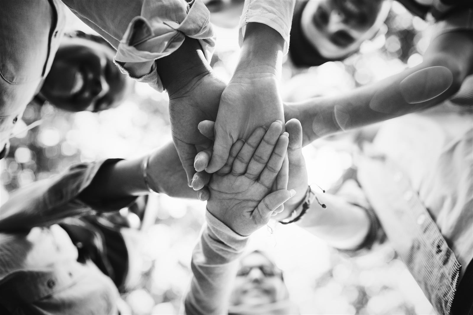 Solidarité — mains jointes